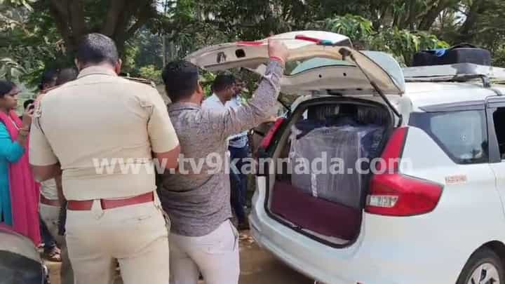ನೆಲಮಂಗಲ: ಮೂರು ಎರ್ಟಿಗಾ ಕಾರುಗಳಲ್ಲಿ ಅನುಮಾನಾಸ್ಪದ ವಸ್ತು ಸಾಗಾಟ, ತಪಾಸಣೆ ಮಾಡಿದ ಪೊಲೀಸರಿಗೆ ಕಾದಿತ್ತು ಆಘಾತ ನೆಲಮಂಗಲ: ಮೂರು ಎರ್ಟಿಗಾ ಕಾರುಗಳಲ್ಲಿ ಅನುಮಾನಾಸ್ಪದ ವಸ್ತು ಸಾಗಾಟ, ತಪಾಸಣೆ ಮಾಡಿದ ಪೊಲೀಸರಿಗೆ ಕಾದಿತ್ತು ಆಘಾತ