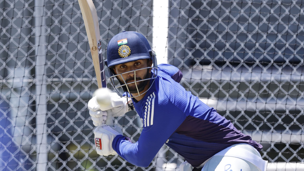 ಮಾಧ್ಯಮ ವರದಿಗಳ ಪ್ರಕಾರ, ದಕ್ಷಿಣ ಆಫ್ರಿಕಾ ವಿರುದ್ಧದ ಮೊದಲ ಟೆಸ್ಟ್ ಪಂದ್ಯಕ್ಕೂ ಮುನ್ನ ಯುವ ಆಲ್‌ರೌಂಡರ್ ನಿತೀಶ್ ಕುಮಾರ್ ರೆಡ್ಡಿ ಅವರನ್ನು ತಂಡದಿಂದ ಬಿಡುಗಡೆ ಮಾಡಲಾಗಿದೆ. ಸಹಾಯಕ ಕೋಚ್ ಡೋಸ್ಚೇಟ್ ಕೂಡ ಪತ್ರಿಕಾಗೋಷ್ಠಿಯಲ್ಲಿ ನಿತೀಶ್ ಕುಮಾರ್ ರೆಡ್ಡಿ ಮೊದಲ ಪಂದ್ಯದಿಂದ ಹೊರಗುಳಿಯುವ ಬಗ್ಗೆ ಮಾಹಿತಿ ನೀಡಿದ್ದಾರೆ. 