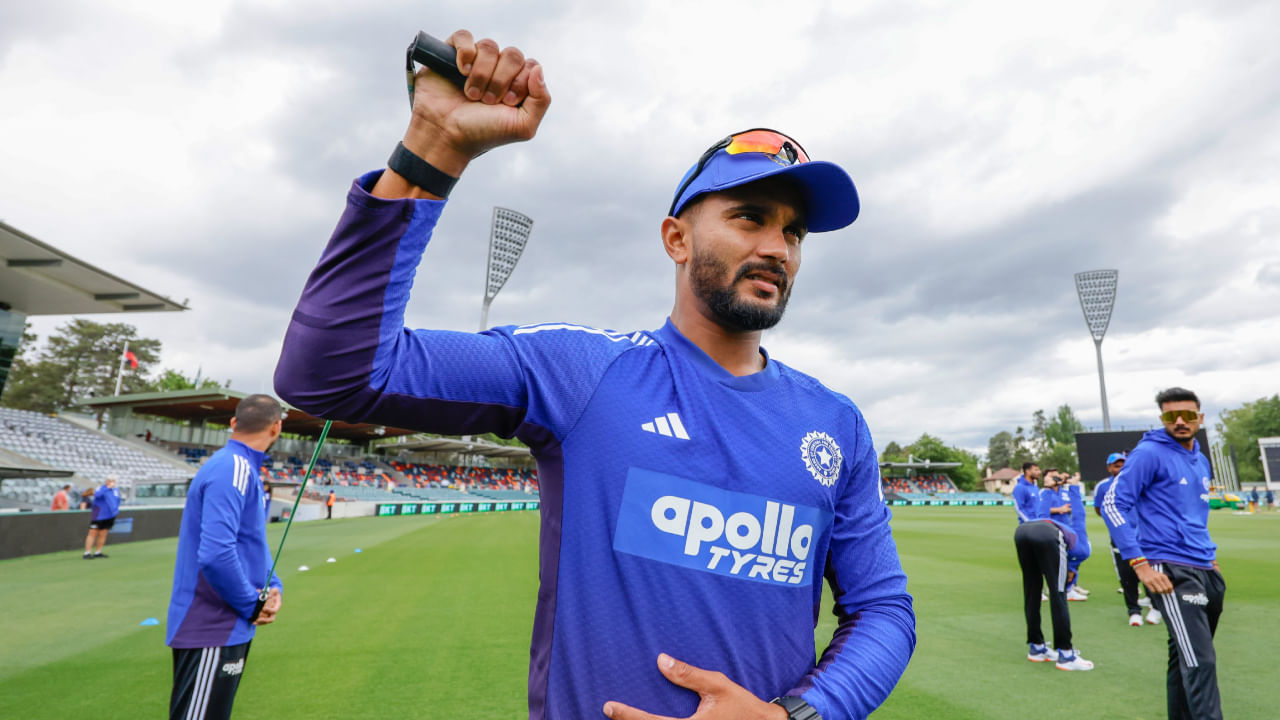 ವಾಸ್ತವವಾಗಿ ಟೀಂ ಇಂಡಿಯಾದ ಯುವ ಆಲ್‌ರೌಂಡರ್ ನಿತೀಶ್ ಕುಮಾರ್ ರೆಡ್ಡಿ ಅವರನ್ನು ತಂಡದಿಂದ ಬಿಡುಗಡೆ ಮಾಡಲಾಗಿದೆ. ಭಾರತೀಯ ತಂಡದ ಎರಡನೇ ಅಭ್ಯಾಸ ಅವಧಿಯ ಮೊದಲು ಪತ್ರಿಕಾಗೋಷ್ಠಿಯಲ್ಲಿ ಸಹಾಯಕ ಕೋಚ್ ಟೆನ್ ಡೋಸ್ಚೇಟ್ ಈ ಬಗ್ಗೆ ಮಾಹಿತಿ ನೀಡಿದ್ದಾರೆ.