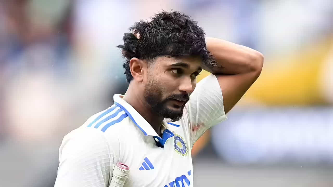 ಭಾರತ ಮತ್ತು ಸೌತ್ ಆಫ್ರಿಕಾ ನಡುವಣ ಟೆಸ್ಟ್ ಸರಣಿಯು ಶುಕ್ರವಾರದಿಂದ (ನ.14) ಶುರುವಾಗಲಿದೆ. ಈ ಸರಣಿಗೆ
ಆಯ್ಕೆಯಾಗಿದ್ದ ಟೀಮ್ ಇಂಡಿಯಾದ ಯುವ ಆಲ್ರೌಂಡರ್ ನಿತೀಶ್ ಕುಮಾರ್ ರೆಡ್ಡಿಯನ್ನು ಮೊದಲ ಪಂದ್ಯಕ್ಕೂ ಮುನ್ನ ತಂಡದಿಂದ ಕೈ ಬಿಡಲಾಗಿದೆ.