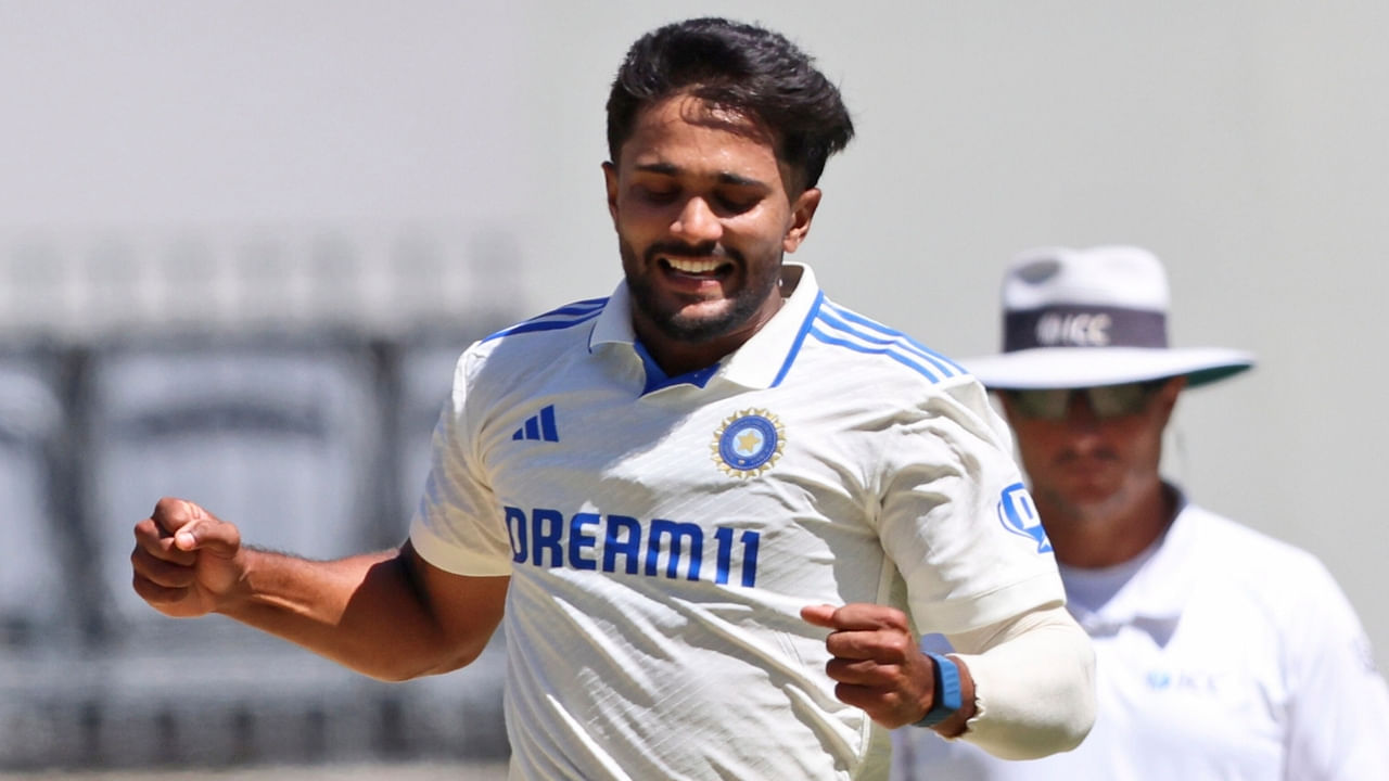 ಇದರ ಬೆನ್ನಲ್ಲೇ ನಿತೀಶ್ ಕುಮಾರ್ ರೆಡ್ಡಿಗೆ ಭಾರತ ತಂಡವನ್ನು ಸೇರಿಕೊಳ್ಳುವಂತೆ ಸೂಚಿಸಲಾಗಿದೆ. ಹೀಗಾಗಿ ಗುವಾಹಟಿಯಲ್ಲಿ ನಡೆಯಲಿರುವ ದ್ವಿತೀಯ ಟೆಸ್ಟ್ ಪಂದ್ಯದಲ್ಲಿ ಗಿಲ್ ಬದಲಿಗೆ ನಿತೀಶ್ ಕುಮಾರ್ ರೆಡ್ಡಿ ಕಣಕ್ಕಿಳಿಯುವ ಸಾಧ್ಯತೆಯಿದೆ. ಅಲ್ಲದೆ ಗಿಲ್ ಅನುಪಸ್ಥಿತಿಯಲ್ಲಿ ರಿಷಭ್ ಪಂತ್ ಭಾರತ ತಂಡವನ್ನು ಮುನ್ನಡೆಸಬಹುದು.