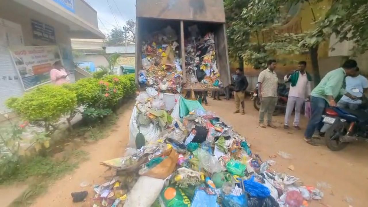 ಸ್ಮಶಾನದಲ್ಲಿ ತ್ಯಾಜ್ಯ ಹಾಕಿದ್ದಕ್ಕೆ ಪಂಚಾಯತ್​ ಮುಂದೆ ಕಸ ಸುರಿದು ಪ್ರತಿಭಟನೆ