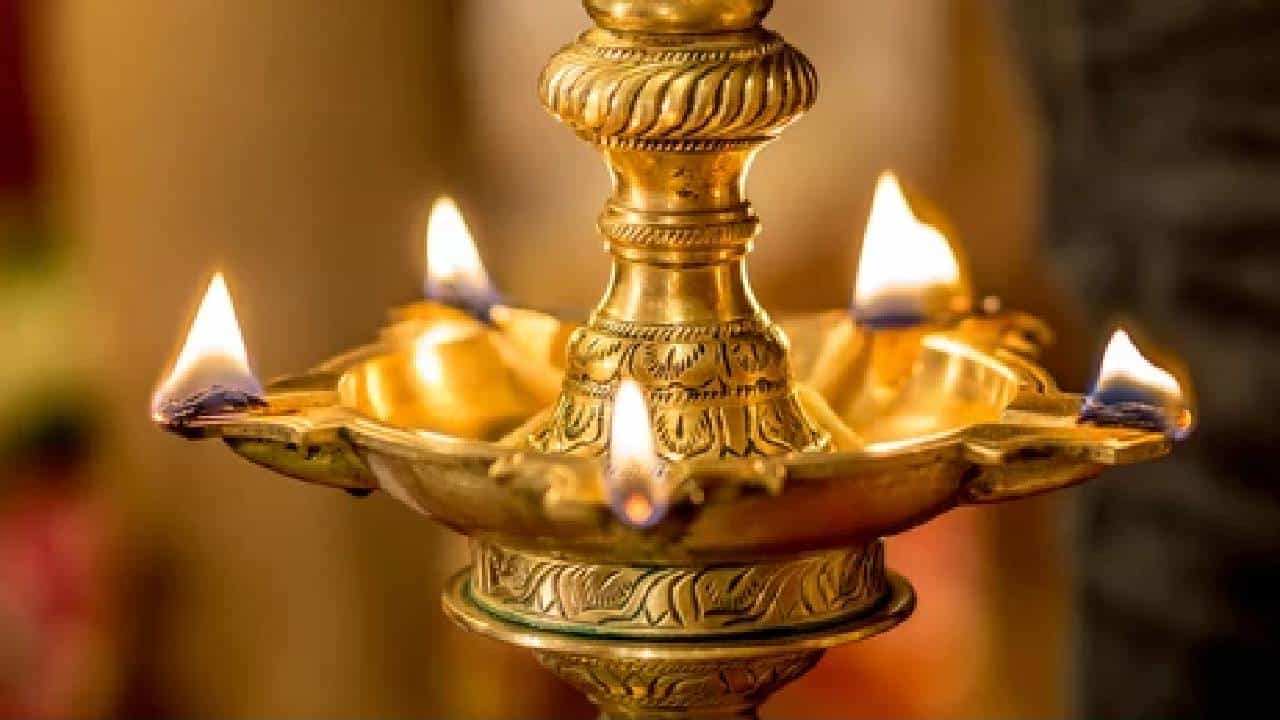 Daily Devotional: ದೀಪಾರಾಧನೆಯಲ್ಲಿ ಎಣ್ಣೆಯ ಮಹತ್ವ; ಯಾವ ದೀಪದ ಎಣ್ಣೆಯಿಂದ ಏನು ಫಲ? Daily Devotional: ದೀಪಾರಾಧನೆಯಲ್ಲಿ ಎಣ್ಣೆಯ ಮಹತ್ವ; ಯಾವ ದೀಪದ ಎಣ್ಣೆಯಿಂದ ಏನು ಫಲ?