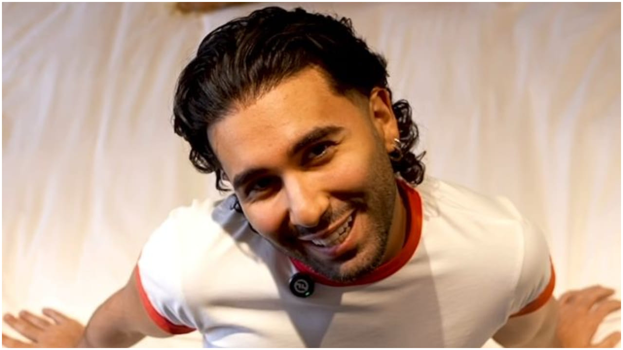 252 ಕೋಟಿ ರೂ. ಡ್ರಗ್ಸ್ ಕೇಸ್ ವಿಚಾರಣೆಗೆ ಬಂದ ಒರಿ: ಮುತ್ತಿಕೊಂಡ ಅಭಿಮಾನಿಗಳು 252 ಕೋಟಿ ರೂ. ಡ್ರಗ್ಸ್ ಕೇಸ್ ವಿಚಾರಣೆಗೆ ಬಂದ ಒರಿ: ಮುತ್ತಿಕೊಂಡ ಅಭಿಮಾನಿಗಳು