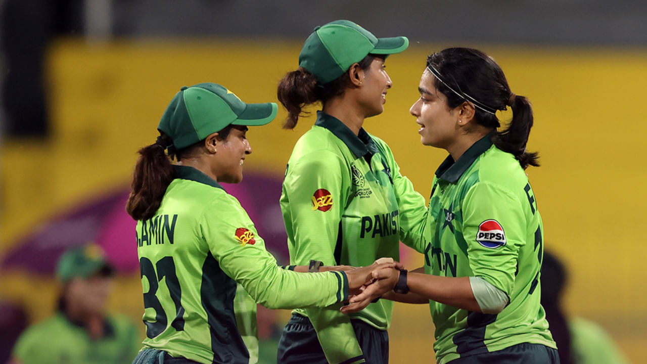 ಹೀಗಾಗಿ ಭಾರತ ಮಹಿಳಾ ತಂಡಕ್ಕೆ 91 ಕೋಟಿ ರೂಪಾಯಿ ಬಹುಮಾನ ದೊರೆಯಲಿದೆ. ಆದರೆ ಕ್ರೀಡಾಭಿಮಾನಿಗಳು ಎತ್ತಿರುವ ಪ್ರಶ್ನೆಯೆಂದರೆ ಇಡೀ ಟೂರ್ನಿಯಲ್ಲಿ ಒಂದೇ ಒಂದು ಪಂದ್ಯವನ್ನು ಗೆಲ್ಲದ ಪಾಕಿಸ್ತಾನ ಮಹಿಳಾ ತಂಡಕ್ಕೆ ಎಷ್ಟು ಹಣ ಸಿಗುತ್ತದೆ ಎಂಬುದು. ಗುಂಪು ಹಂತದಲ್ಲಿ ಪ್ರತಿ ಗೆಲುವಿಗೆ ಇಂತಿಷ್ಟು ಮೊತ್ತವನ್ನು ನಿಗದಿಪಡಿಸಲಾಗಿತ್ತು. ಹಾಗಾದರೆ ಪಾಕಿಸ್ತಾನಕ್ಕೆ ಎಷ್ಟು ಹಣ ಸಿಗುತ್ತದೆ?