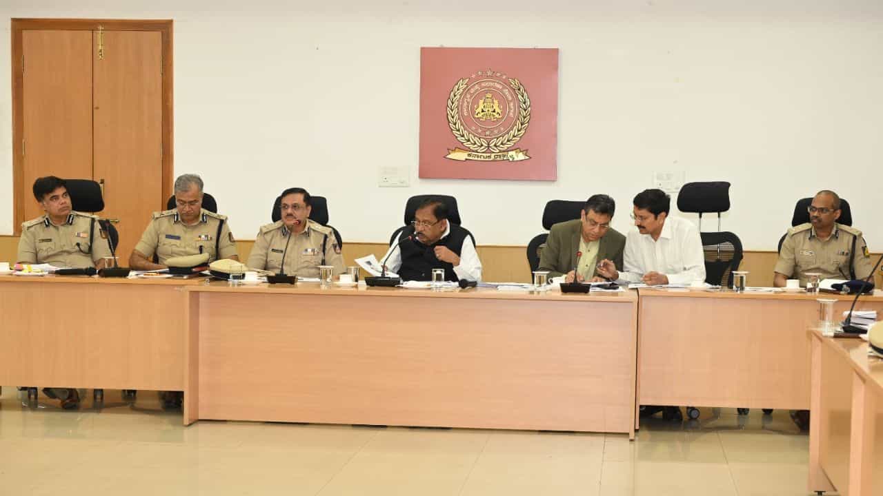 ಜೈಲಿನಲ್ಲಿ ಕೈದಿಗಳಿಗೆ ರಾಜಾತಿಥ್ಯ: ಮುಖ್ಯ ಅಧೀಕ್ಷಕ ಎತ್ತಂಗಡಿ, ಇಬ್ಬರು ಸಸ್ಪೆಂಡ್ ಜೈಲಿನಲ್ಲಿ ಕೈದಿಗಳಿಗೆ ರಾಜಾತಿಥ್ಯ: ಮುಖ್ಯ ಅಧೀಕ್ಷಕ ಎತ್ತಂಗಡಿ, ಇಬ್ಬರು ಸಸ್ಪೆಂಡ್