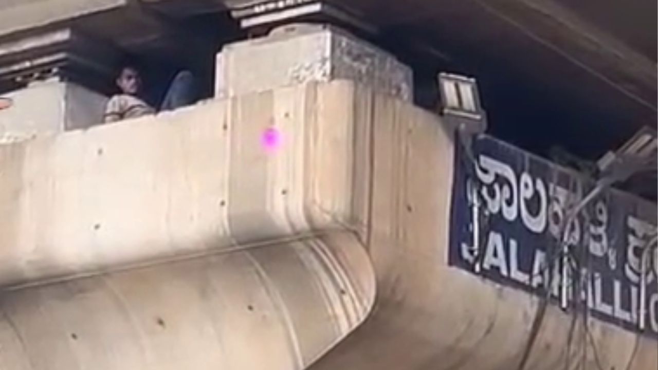 ಬೆಂಗಳೂರು: ಜಾಲಹಳ್ಳಿಯಲ್ಲಿ ಫ್ಲೈಓವರ್ ಪಿಲ್ಲರ್ ಎಡೆಯಲ್ಲಿ ಆರಾಮವಾಗಿ ಮಲಗಿದ ವ್ಯಕ್ತಿ! ವಿಡಿಯೋ ವೈರಲ್