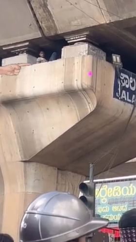 ಮೆಟ್ರೋ ಪಿಲ್ಲರ್ ಮೇಲೆ ಆರಾಮಾಗಿ ಕುಳಿತ ಯುವಕ