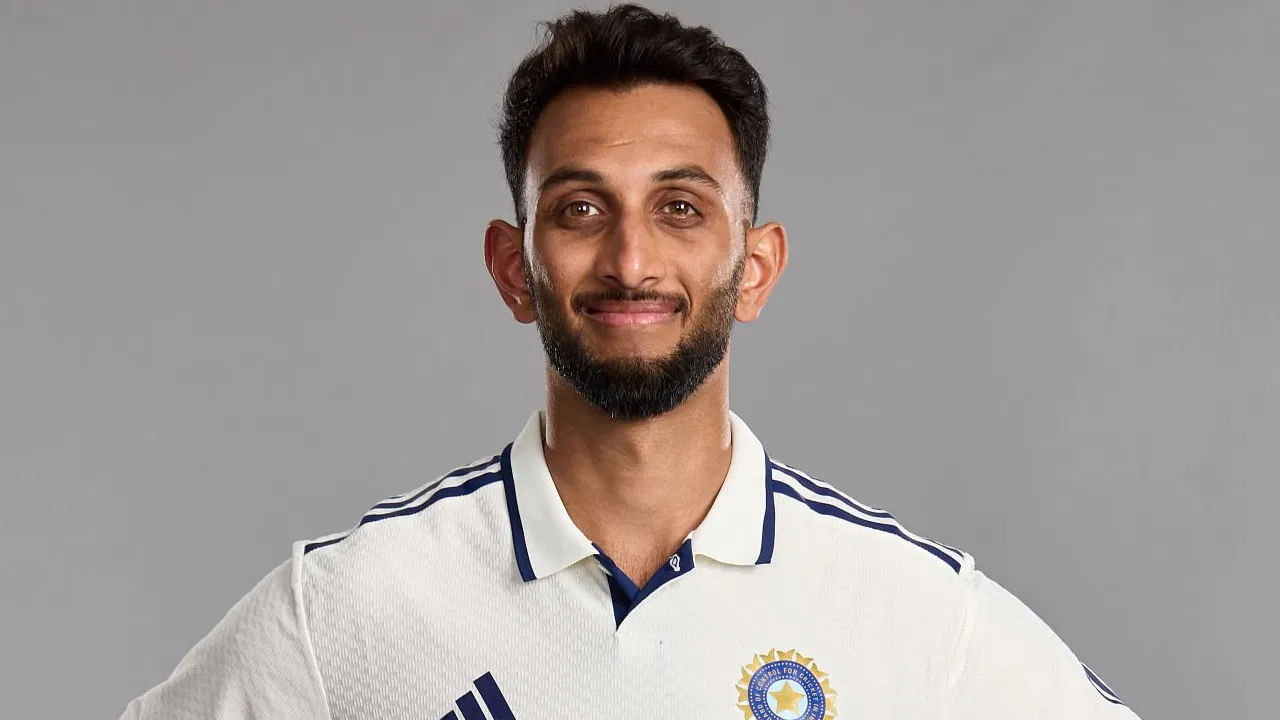 ಇಂಗ್ಲೆಂಡ್ ಹಾಗೂ ವೆಸ್ಟ್ ಇಂಡೀಸ್​ ವಿರುದ್ಧದ ಟೆಸ್ಟ್ ಸರಣಿಯಲ್ಲಿ ಕರ್ನಾಟಕದ ಮೂವರು ಆಟಗಾರರು ಕಾಣಿಸಿಕೊಂಡಿದ್ದರು. ಆದರೆ ಸೌತ್ ಆಫ್ರಿಕಾ ವಿರುದ್ಧದ ಸರಣಿಗೆ ಆಯ್ಕೆ ಮಾಡಲಾದ ತಂಡದಲ್ಲಿ ಕನ್ನಡಿಗ ಪ್ರಸಿದ್ಧ್ ಕೃಷ್ಣಗೆ ಸ್ಥಾನ ನೀಡಲಾಗಿಲ್ಲ. ಬದಲಾಗಿ ಆಕಾಶ್​ ದೀಪ್ ಅವರನ್ನು ವೇಗದ ಬೌಲರ್ ಆಗಿ ಆಯ್ಕೆ ಮಾಡಲಾಗಿದೆ.