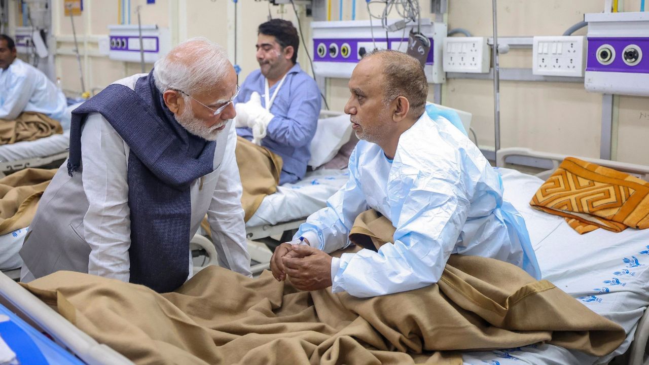 ಸ್ಫೋಟಗೊಂಡ ಕಾರನ್ನು ಚಲಾಯಿಸಿದ್ದ ಡಾ. ಉಮರ್ ಉನ್ ನಬಿ ಅವರ ಪೋಷಕರ ಡಿಎನ್‌ಎಯನ್ನು ವಿಧಿವಿಜ್ಞಾನ ತಂಡಗಳು ಸಂಗ್ರಹಿಸಿ ಪರಿಶೀಲನೆಗಾಗಿ ಏಮ್ಸ್ ವಿಧಿವಿಜ್ಞಾನ ಪ್ರಯೋಗಾಲಯಕ್ಕೆ ಕಳುಹಿಸಲಾಗಿದೆ. ಇದರಿಂದ ಆ ಕಾರಿನಲ್ಲಿದ್ದುದು ಯಾರೆಂಬುದರ ನಿಖರ ಮಾಹಿತಿ ಲಭ್ಯವಾಗಲಿದೆ ಎಂದು ಮೂಲಗಳು ದೃಢಪಡಿಸಿವೆ.
