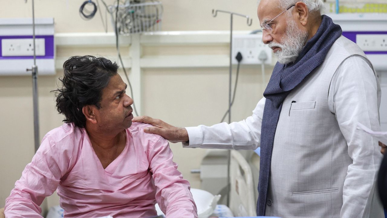 ಸೋಮವಾರ ಸಂಜೆ ಕೆಂಪು ಕೋಟೆ ಪ್ರದೇಶವನ್ನು ಬೆಚ್ಚಿಬೀಳಿಸಿದ ದಾಳಿಗೆ ಕಾರಣರಾದವರನ್ನು ಪತ್ತೆಹಚ್ಚಲು ಸರ್ಕಾರ ಪ್ರತಿಜ್ಞೆ ಮಾಡಿದೆ. ದೆಹಲಿಯಲ್ಲಿ ಬಿಳಿ ಹುಂಡೈ ಐ20 ಕಾರಿನಲ್ಲಿ ಸಂಭವಿಸಿದ ಪ್ರಬಲ ಸ್ಫೋಟದ ಸಾವಿನ ಸಂಖ್ಯೆ 10ಕ್ಕೆ ಏರಿದೆ.
