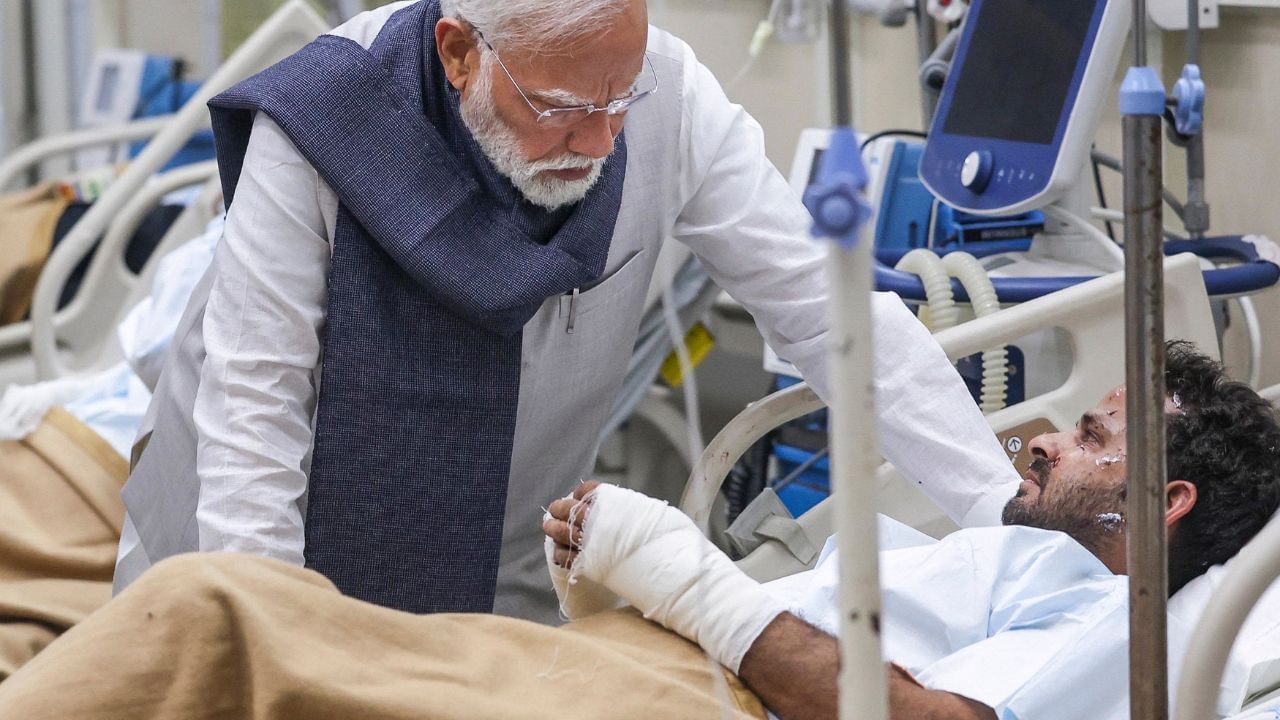 ಪ್ರಧಾನಿ ಮೋದಿ ಆಸ್ಪತ್ರೆಗೆ ಭೇಟಿ ನೀಡಿದ ವೇಳೆ ಆಸ್ಪತ್ರೆಯ ಅಧಿಕಾರಿಗಳು ಮತ್ತು ವೈದ್ಯರು ಸಹ ಗಾಯಾಳುಗಳ ಆರೋಗ್ಯ ಸ್ಥಿತಿಯ ಬಗ್ಗೆ ಮೋದಿಯವರಿಗೆ ಮಾಹಿತಿ ನೀಡಿದರು. ಈ ಹಿಂದೆ ಅಮಿತ್ ಶಾ ಕೂಡ ಆಸ್ಪತ್ರೆಯಲ್ಲಿ ಗಾಯಾಳುಗಳನ್ನು ಭೇಟಿಯಾಗಿದ್ದರು.
