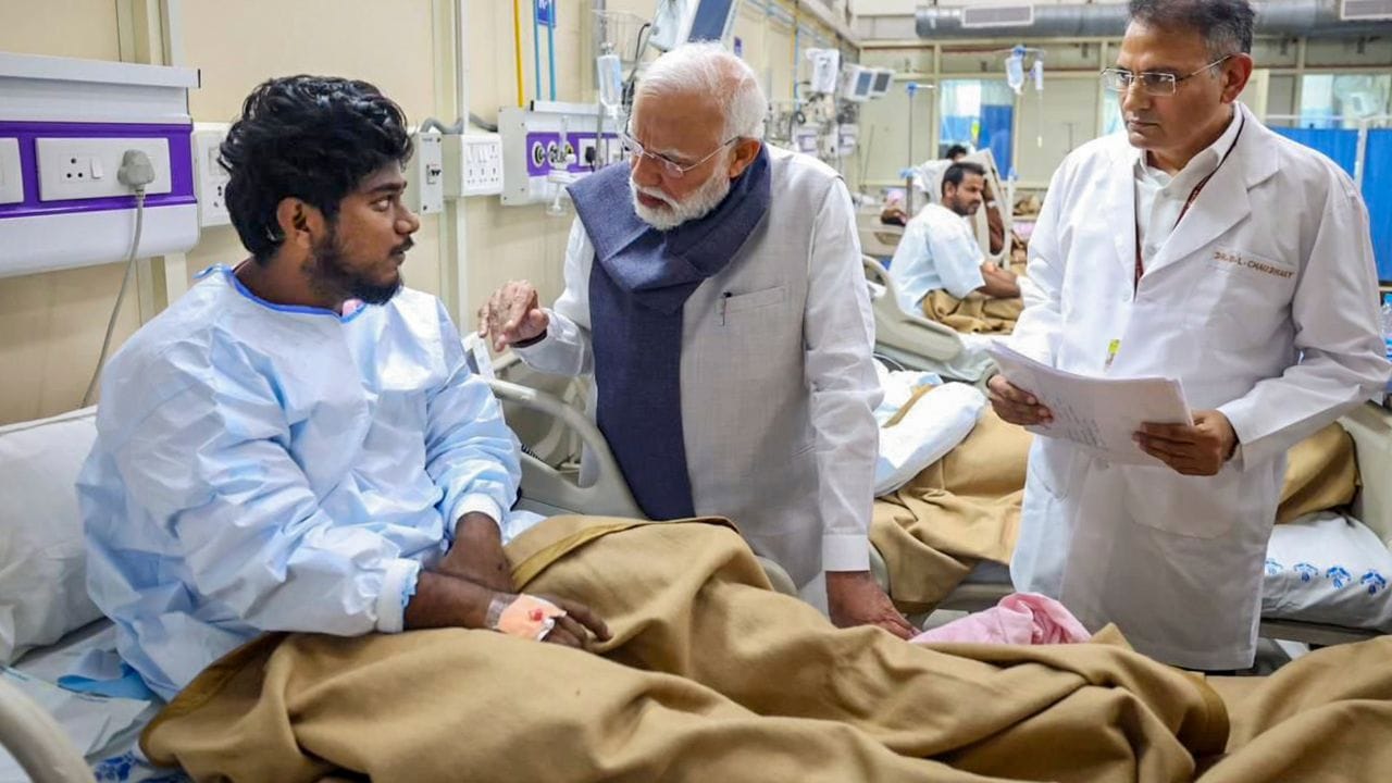 ಭೂತಾನ್‌ಗೆ 2 ದಿನಗಳ ಪ್ರವಾಸಕ್ಕೆ ತೆರಳಿದ್ದ ಪ್ರಧಾನಿ ಮೋದಿ ಇಂದು ದೆಹಲಿಯಲ್ಲಿ ಇಳಿದ ನಂತರ ನೇರವಾಗಿ ಎಲ್‌ಎನ್‌ಜೆಪಿ ಆಸ್ಪತ್ರೆಗೆ ಹೋಗಿದ್ದಾರೆ. ಪ್ರಧಾನಿ ಮೋದಿ ಅಲ್ಲಿದ್ದ ಎಲ್ಲ ಗಾಯಾಳುಗಳನ್ನು ಭೇಟಿ ಮಾಡಿ ಅವರ ಆರೋಗ್ಯ ವಿಚಾರಿಸಿದ್ದಾರೆ. ಅವರು ಶೀಘ್ರವಾಗಿ ಚೇತರಿಸಿಕೊಳ್ಳಲಿ ಎಂದು ಹಾರೈಸಿದ್ದಾರೆ ಎಂದು ಮೂಲಗಳು ತಿಳಿಸಿವೆ. 
