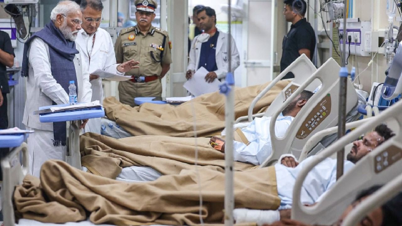 ಈ ಪ್ರಕರಣದ ತನಿಖೆಯನ್ನು ರಾಷ್ಟ್ರೀಯ ತನಿಖಾ ಸಂಸ್ಥೆ (ಎನ್‌ಐಎ) ಕೈಗೆತ್ತಿಕೊಂಡಿದೆ. ಎನ್‌ಐಎ, ದೆಹಲಿ ಪೊಲೀಸ್ ವಿಶೇಷ ಕೋಶ ಮತ್ತು ರಾಜ್ಯ ಭಯೋತ್ಪಾದನಾ ನಿಗ್ರಹ ಘಟಕಗಳು ಸೇರಿದಂತೆ ಬಹು ಸಂಸ್ಥೆಗಳು ದೆಹಲಿ-ಎನ್‌ಸಿಆರ್, ಜಮ್ಮು ಮತ್ತು ಕಾಶ್ಮೀರ, ಹರಿಯಾಣ ಮತ್ತು ಉತ್ತರ ಪ್ರದೇಶದಾದ್ಯಂತ ದಾಳಿ ನಡೆಸುತ್ತಿವೆ.
