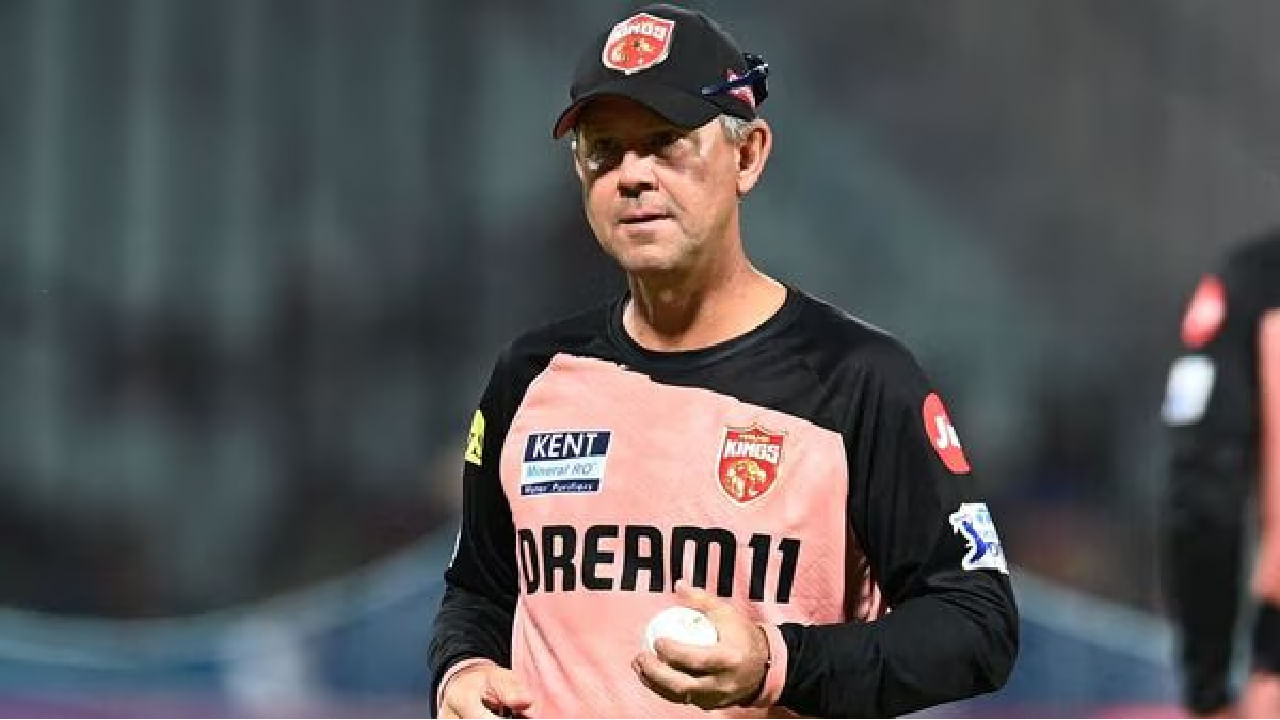 ಪಂಜಾಬ್ ಕಿಂಗ್ಸ್: ಆಸ್ಟ್ರೇಲಿಯಾ ತಂಡದ ಮಾಜಿ ನಾಯಕ ರಿಕಿ ಪಾಂಟಿಂಗ್ ಕಳೆದ ಸೀಸನ್​ನಲ್ಲಿ ಪಂಜಾಬ್ ಕಿಂಗ್ಸ್ ತಂಡದ ಮುಖ್ಯ ಕೋಚ್ ಆಗಿ ಕಾಣಿಸಿಕೊಂಡಿದ್ದರು. ಈ ಬಾರಿ ಕೂಡ ಅವರನ್ನೇ ಮುಂದುವರೆಸಲು ಪಂಜಾಬ್ ಕಿಂಗ್ಸ್​ ನಿರ್ಧರಿಸಿದೆ.