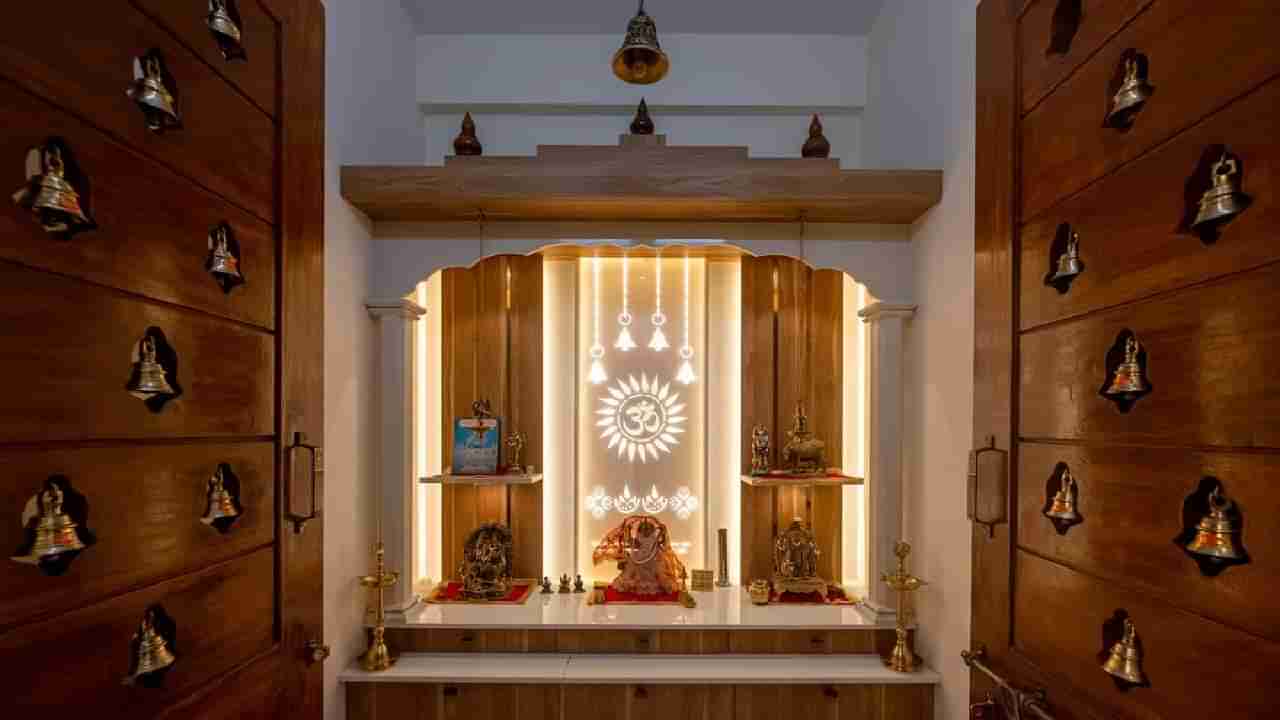 Vasthu Tips: ಅಪ್ಪಿತಪ್ಪಿಯೂ ಸಹ ದೇವರ ಕೋಣೆಯ ಬಳಿ ಈ ವಸ್ತುಗಳನ್ನು ಇಡಬೇಡಿ