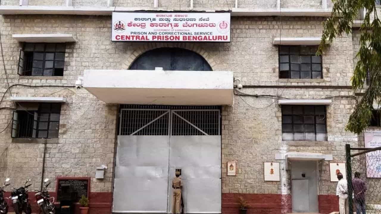 ಪರಪ್ಪನ ಅಗ್ರಹಾರದ ಬ್ಯಾರಕ್​ಗಳ ಮೇಲೆ ರೇಡ್​: ದಾಳಿಗೂ ಮುನ್ನವೇ ಮಾಹಿತಿ ಲೀಕ್​?