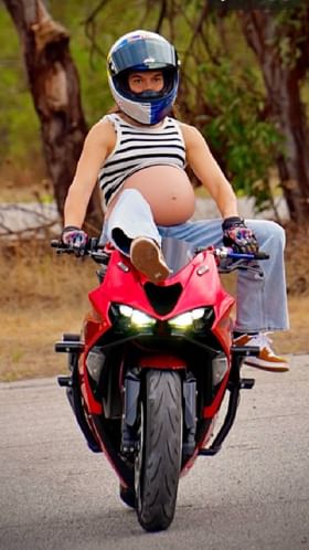 ಬೈಕ್​ ಮೇಲೆ ತುಂಬು ಗರ್ಭಿಣಿಯ ಸ್ಟಂಟ್​ ಹೇಗಿದೆ ನೋಡಿ