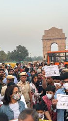 ಇಂಡಿಯಾ ಗೇಟ್ ಬಳಿ ಪ್ರತಿಭಟನಾಕಾರರ ಬಂಧನ