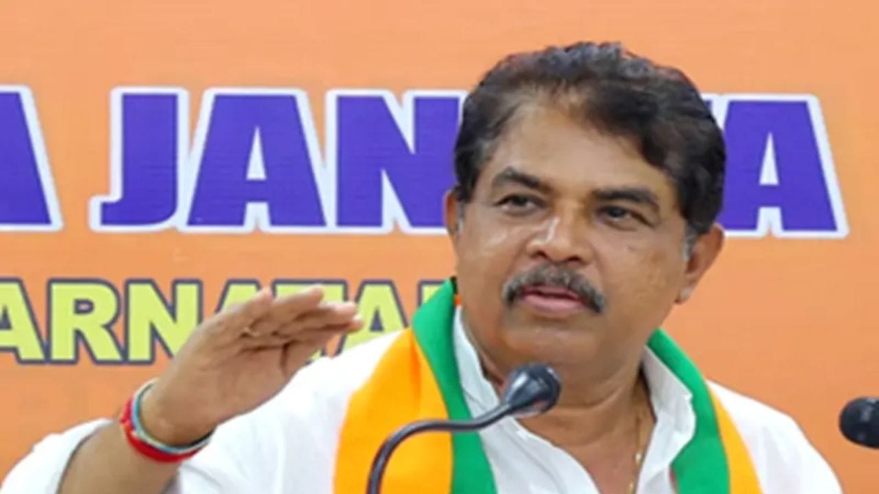 ಭಯೋತ್ಪಾದಕರ ಕೈಗೆ ಮೊಬೈಲ್ ಫೋನ್ ಸಿಗಲು ಯಾರು ಕಾರಣ? ಇದರ ಬಗ್ಗೆ ಯಾಕೆ ತನಿಖೆ ಮಾಡಿಲ್ಲ: ಆರ್. ಅಶೋಕ್ ಭಯೋತ್ಪಾದಕರ ಕೈಗೆ ಮೊಬೈಲ್ ಫೋನ್ ಸಿಗಲು ಯಾರು ಕಾರಣ? ಇದರ ಬಗ್ಗೆ ಯಾಕೆ ತನಿಖೆ ಮಾಡಿಲ್ಲ: ಆರ್. ಅಶೋಕ್