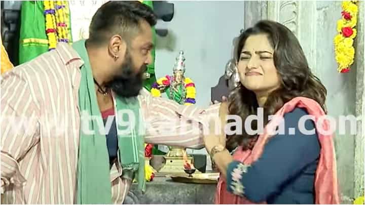 ರಚಿತಾ ರಾಮ್ ಕೂದಲಿಗೆ ಕೈ ಹಾಕಿ ಡೈಲಾಗ್ ಹೇಳಿದ ಧ್ರುವ; ‘ಕ್ರಿಮಿನಲ್’ ಮೊದಲ ಶಾಟ್ ರಚಿತಾ ರಾಮ್ ಕೂದಲಿಗೆ ಕೈ ಹಾಕಿ ಡೈಲಾಗ್ ಹೇಳಿದ ಧ್ರುವ; ‘ಕ್ರಿಮಿನಲ್’ ಮೊದಲ ಶಾಟ್