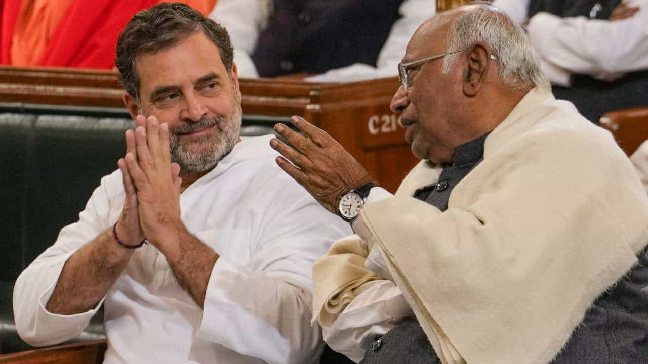 ಬ್ರೇಕ್ಫಾಸ್ಟ್ ಸಭೆ ಬೆನ್ನಲ್ಲೇ ದೆಹಲಿಯಲ್ಲಿ ಗರಿಗೆದರಿದ ರಾಜಕಾರಣ: ಮಲ್ಲಿಕಾರ್ಜುನ ಖರ್ಗೆ, ರಾಹುಲ್ ಗಾಂಧಿ ಮಹತ್ವದ ಸಭೆ ಬ್ರೇಕ್ಫಾಸ್ಟ್ ಸಭೆ ಬೆನ್ನಲ್ಲೇ ದೆಹಲಿಯಲ್ಲಿ ಗರಿಗೆದರಿದ ರಾಜಕಾರಣ: ಮಲ್ಲಿಕಾರ್ಜುನ ಖರ್ಗೆ, ರಾಹುಲ್ ಗಾಂಧಿ ಮಹತ್ವದ ಸಭೆ
