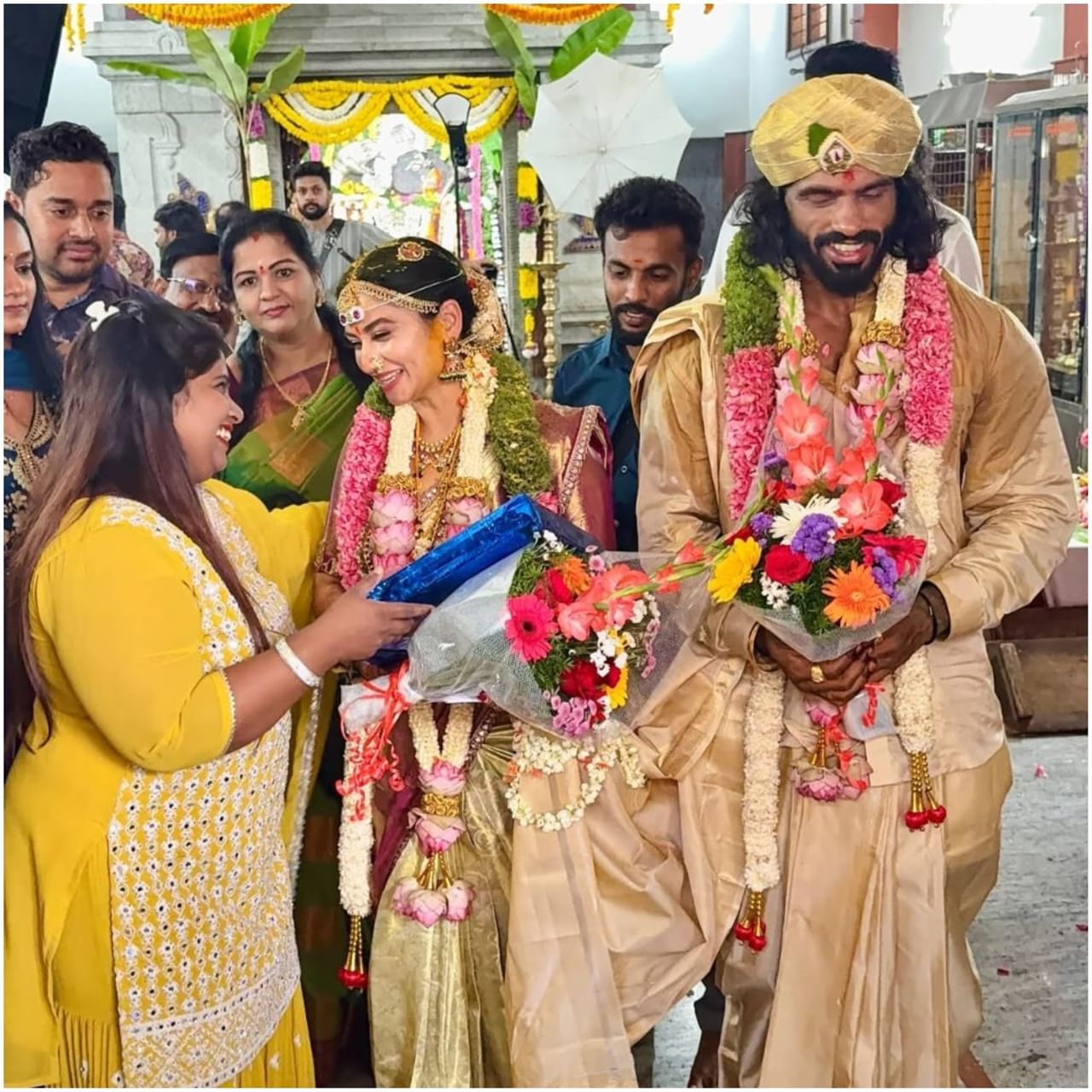 ‘ಅಮೃತವರ್ಷಿಣಿ’ ಧಾರಾವಾಹಿಯ ನಟಿ ರಜಿನಿ ಅವರು ಹೊಸ ಜೀವನಕ್ಕೆ ಕಾಲಿಟ್ಟಿದ್ದಾರೆ. ಜಿಮ್ ಟ್ರೇನರ್ ಅರುಣ್ ವೆಂಕಟೇಶ್ ಜೊತೆ ವಿವಾಹ ಆಗಿದ್ದಾರೆ. ಇಂದು (ನವೆಂಬರ್ 10) ಈ ಮದುವೆ ನಡೆದಿದೆ. ನವ ದಂಪತಿಗೆ ಎಲ್ಲರೂ ಶುಭಾಶಯ ತಿಳಿಸುತ್ತಿದ್ದಾರೆ.