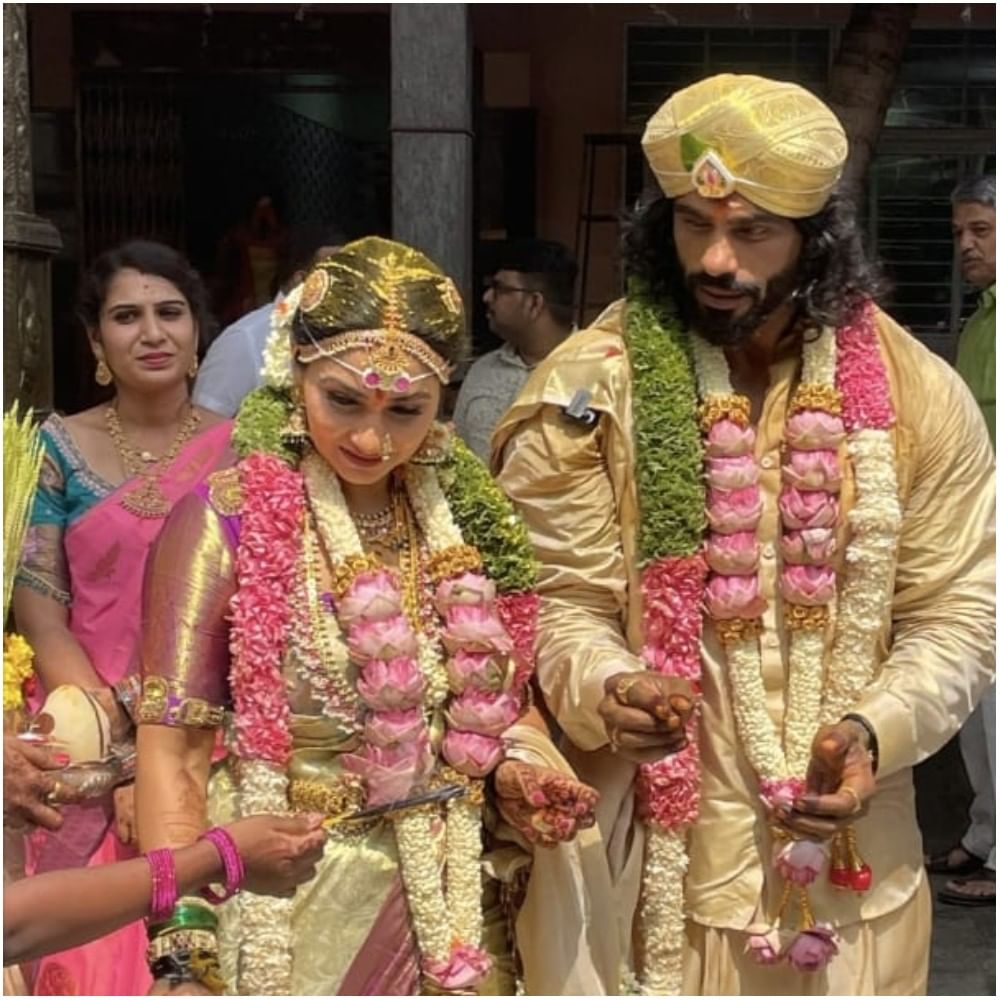 ಇಂದು ನಡೆದ ಮದುವೆಯಲ್ಲಿ ಆಪ್ತರು, ಗೆಳೆಯರು, ಕುಟುಂಬದವರು ಹಾಜರಿ ಹಾಕಿದ್ದರು. ಅರುಣ್ ಹಾಗೂ ರಜಿನಿ ವಿವಾಹದ ಫೋಟೋಗಳನ್ನು ನೋಡಿ ಫ್ಯಾನ್ಸ್ ಖುಷಿಪಟ್ಟಿದ್ದಾರೆ. ಈ ಫೋಟೋಗಳು ಗಮನ ಸೆಳೆಯುವ ರೀತಿಯಲ್ಲಿ ಇದೆ.