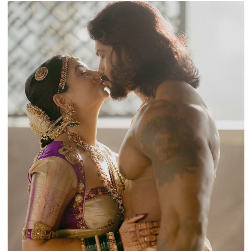 ‘ಏಳು ವರುಷದ ಗೆಳೆಯನ ‘ಸಪ್ತಪದಿ’ ತುಳಿದು ಈಗ ಒಂದಾದ ಕ್ಷಣ. ಜೀವನದ ಅತ್ಯಮೂಲ್ಯದ ದಿನಕ್ಕೆ ತುಂಬಾ ಪ್ರೀತಿ ತೋರಿದ ಎಲ್ಲರಿಗು ಚಿರಋಣಿ’ ಎಂದು ರಜಿನಿ ಬರೆದುಕೊಂಡಿದ್ದಾರೆ. ರಜಿನಿ ಫೋಟೋ ನೋಡಿ ಫ್ಯಾನ್ಸ್ ಖುಷಿಪಟ್ಟಿದ್ದಾರೆ.