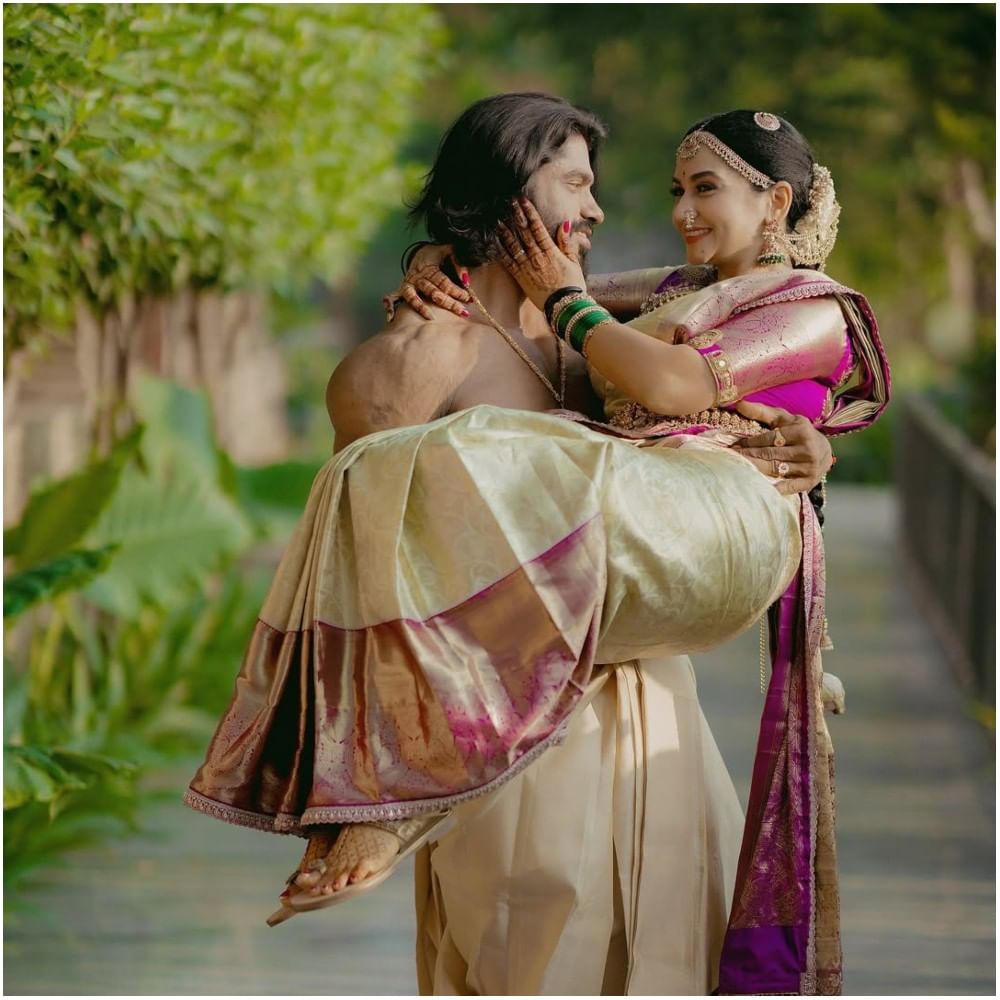 ಮದುವೆಗೂ ಮೊದಲು ತೆಗೆದ ಫೋಟೋ, ವಿವಾಹದ ಕ್ಷಣ, ವಿವಾಹಕ್ಕೂ ಮೊದಲು ಪ್ರೀತಿಯಿಂದ ಮುತ್ತಿಟ್ಟಿದ್ದು, ತಾಳಿ ಕಟ್ಟುವಾಗಿನ ಖುಷಿ ಹೀಗೆ ಎಲ್ಲವನ್ನೂ ಸೆರೆ ಹಿಡಿದು ರಜಿನಿ ಅವರು ಸೋಶಿಯಲ್ ಮೀಡಿಯಾದಲ್ಲಿ ಶೇರ್ ಮಾಡಿಕೊಂಡಿದ್ದಾರೆ. ಫೋಟೋಗಳು ಗಮನ ಸೆಳೆದಿವೆ.