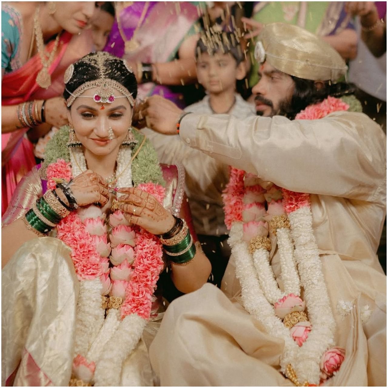 ‘ಅಮೃತವರ್ಷಿಣಿ’ ಧಾರಾವಾಹಿಯಲ್ಲಿ ಅಮೃತಾ ಪಾತ್ರ ಮಾಡಿ ಗಮನ ಸೆಳೆದವರು ರಜಿನಿ. ಈಗ ಅವರು ಹೊಸ ಬಾಳಿಗೆ ಕಾಲಿಟ್ಟಿದ್ದಾರೆ. ಅರುಣ್ ಜೊತೆ ಅವರು ಸಪ್ತಪದಿ ತುಳಿದಿದ್ದಾರೆ. ಈ ಸಂದರ್ಭದ ಫೋಟೋಗಳನ್ನು ಅವರು ಸೋಶಿಯಲ್ ಮೀಡಿಯಾದಲ್ಲಿ ಹಂಚಿಕೊಂಡಿದ್ದಾರೆ.