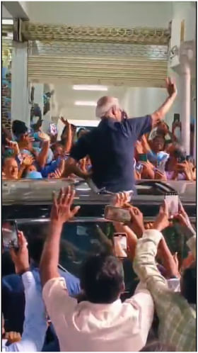 ಆಸ್ಪತ್ರೆಗೆ ಬಂದ ರಜನಿಕಾಂತ್ ನೋಡಲು ಜನಜಂಗುಳಿ