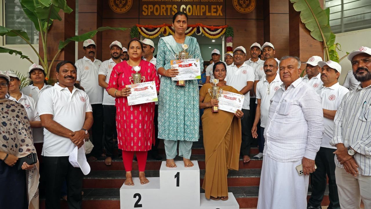 ಕೆಎಸ್ ಆರ್ ಟಿ ಸಿ ಯಲ್ಲಿ ಕರ್ತವ್ಯ ನಿರ್ವಹಿಸುತ್ತಿರುವ ಅಧಿಕಾರಿ ಮತ್ತು ನೌಕರರಿಗೆ ಗುರುವಾರ (ನ.13)ರಂದು ಕ್ರೀಡಾ ಮತ್ತು ಸಾಂಸ್ಕೃತಿಕ ಸ್ಪರ್ಧೆಗಳಿಗೆ ಚಾಲನೆ ಹಾಗೂ  ಸ್ಪರ್ಧೆಗಳಲ್ಲಿ ವಿಜೇತರಾದ ಅಧಿಕಾರಿ/ ಸಿಬ್ಬಂದಿಗೆ ಬಹುಮಾನ ವಿತರಣಾ ಕಾರ್ಯಕ್ರಮ ನಡೆಯಿತು.
