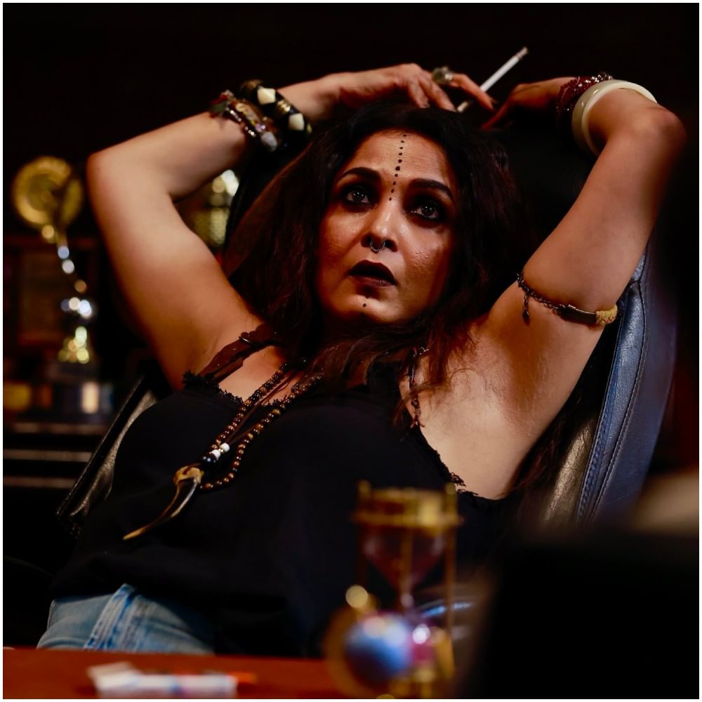 ರಮ್ಯಾ ಕೃಷ್ಣ ಅವರು ರಗಡ್ ಲುಕ್ನಲ್ಲಿ ಕಾಣಿಸಿಕೊಂಡಿದ್ದು ಕಡಿಮೆ. ಅವರು ಕೈಯಲ್ಲಿ ಸಿಗರೇಟ್ ಹಿಡಿದು ಪೋಸ್ ಕೊಟ್ಟವರಲ್ಲ. ಆದರೆ, ಈ ಚಿತ್ರದಲ್ಲಿ ರಮ್ಯಾ ಅವರು ಕೈಯಲ್ಲಿ ಸಿಗರೇಟ್ ಹಿಡಿದು ನಿಂತಿದ್ದಾರೆ. ಅವರ ಲುಕ್ ಭಿನ್ನವಾಗಿದೆ.