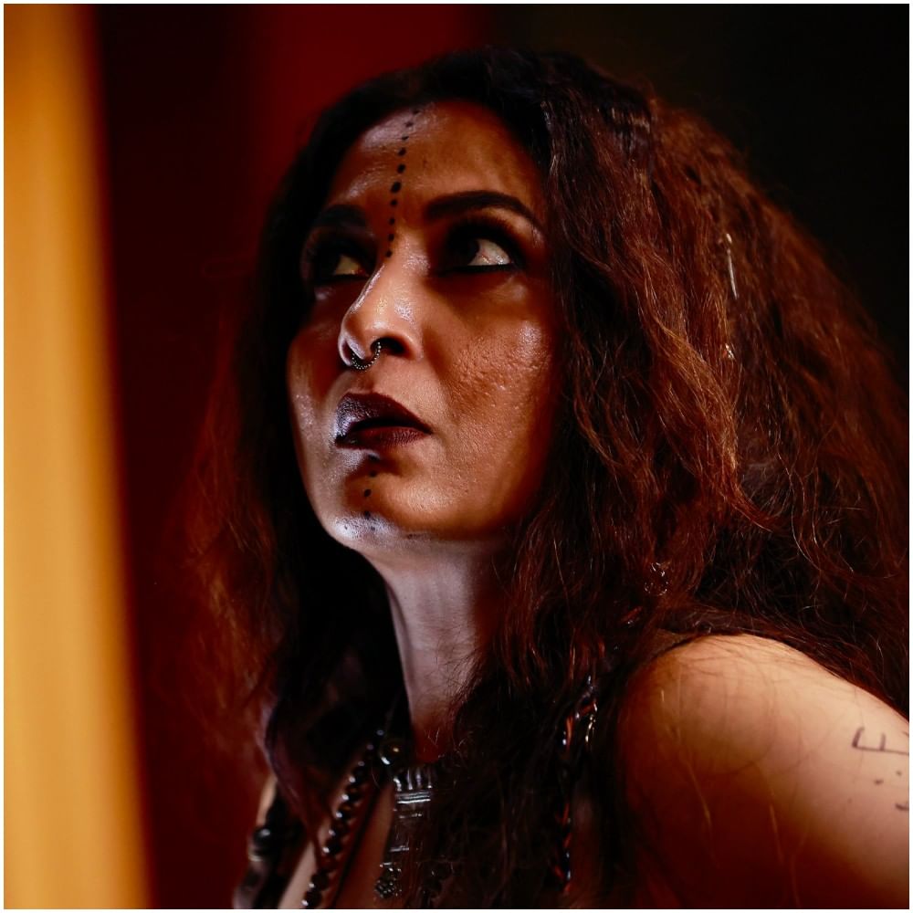 ಕಾಮಿಡಿ ಹಾರರ್ ಶೈಲಿಯಲ್ಲಿ ಮೂಡಿ ಬರುತ್ತಿರುವ ‘ಪೊಲೀಸ್ ಸ್ಟೇಷನ್ ಮೇ ಭೂತ್’ ಹೆಸರಿನ ಸಿನಿಮಾದಲ್ಲಿ ರಮ್ಯಾ ಕೃಷ್ಣ ನಟಿಸಿದ್ದಾರೆ. ಅವರ ಲುಕ್ ಸಾಕಷ್ಟು ಗಮನ ಸೆಳೆಯುವ ರೀತಿಯಲ್ಲಿ ಇದೆ. ಅವರ ಗೆಟಪ್ ಸಂಪೂರ್ಣವಾಗಿ ಭಿನ್ನವಾಗಿದೆ.