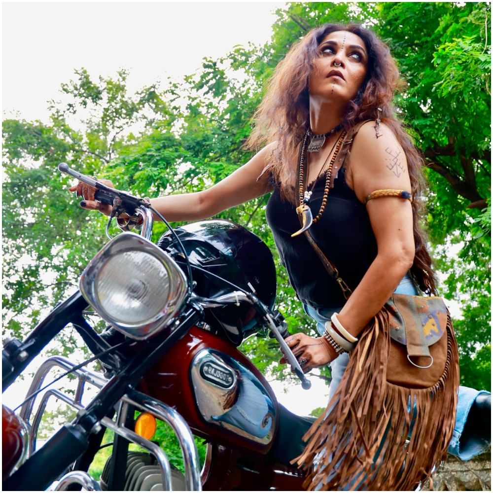 ರಮ್ಯಾ ಕೃಷ್ಣ ಅವರು ರಾಜ್ದೂತ್ ಬೈಕ್ ರೈಡ್ ಮಾಡುತ್ತಾರೆ. ಅವರು ಬೈಕ್ನಿಂದ ಇಳಿಯುತ್ತಿರುವ ಫೋಟೋ ಕೂಡ ಗಮನ ಸೆಳೆಯುವ ರೀತಿಯಲ್ಲಿ ಇದೆ. ರಮ್ಯಾ ಕೃಷ್ಣ ಲುಕ್ ಗಮನ ಸೆಳೆಯುವ ರೀತಿಯಲ್ಲಿ ಇದೆ ಎಂಬುದು ಫ್ಯಾನ್ಸ್ ಅಭಿಪ್ರಾಯ.