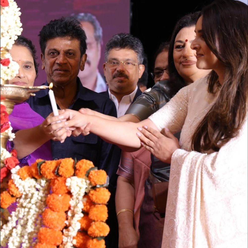 ಕಾರ್ಯಕ್ರಮದ ಬಳಿಕ ರಮ್ಯಾ ಅವರು ಶಿವರಾಜ್ ಕುಮಾರ್, ಗೀತಾ ಶಿವರಾಜ್ ಕುಮಾರ್ ಅವರುಗಳೊಟ್ಟಿಗೆ ದುಬೈನಲ್ಲಿ ಸುತ್ತಾಟ ನಡೆಸಿದ್ದಾರೆ. ಈ ಚಿತ್ರಗಳನ್ನು ಹಂಚಿಕೊಂಡಿದ್ದಾರೆ.