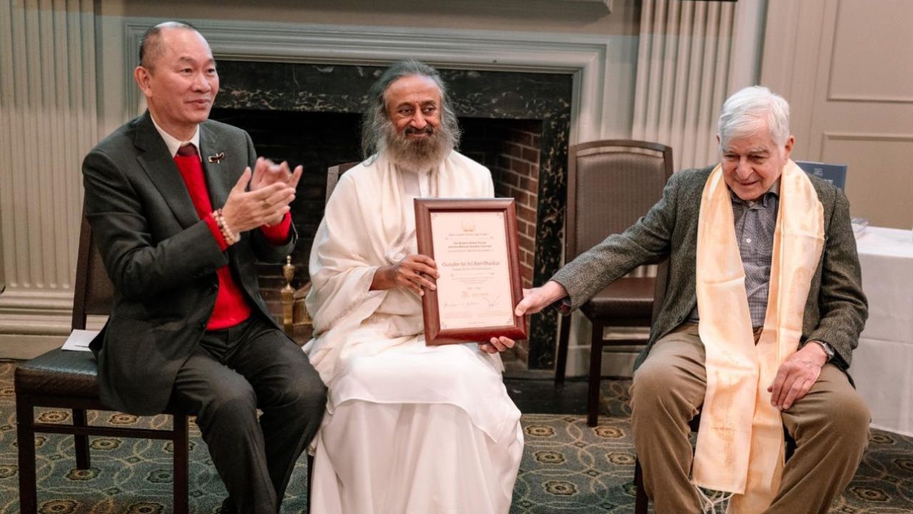 ರವಿಶಂಕರ ಗುರೂಜಿಗೆ 2025ರ ವರ್ಲ್ಡ್ ಲೀಡರ್ ಫಾರ್ ಪೀಸ್ ಆಂಡ್ ಸೆಕ್ಯೂರಿಟಿ ಪ್ರಶಸ್ತಿ ರವಿಶಂಕರ ಗುರೂಜಿಗೆ 2025ರ ವರ್ಲ್ಡ್ ಲೀಡರ್ ಫಾರ್ ಪೀಸ್ ಆಂಡ್ ಸೆಕ್ಯೂರಿಟಿ ಪ್ರಶಸ್ತಿ
