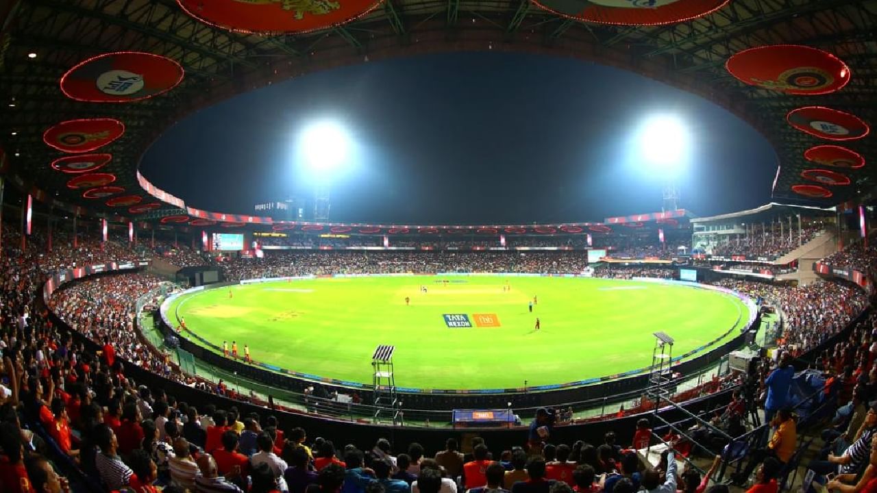 IPL 2026: ಇಂಡಿಯನ್ ಪ್ರೀಮಿಯರ್ ಲೀಗ್ ಸೀಸನ್-19 ರ ಪಂದ್ಯಗಳಿಗೆ ಬೆಂಗಳೂರಿನ ಚಿನ್ನಸ್ವಾಮಿ ಸ್ಟೇಡಿಯಂ ಆತಿಥ್ಯವಹಿಸುವುದು ಅನುಮಾನ. ಹೀಗಾಗಿಯೇ ಮುಂಬರುವ ಐಪಿಎಲ್ ಟೂರ್ನಿಯಲ್ಲಿ ಹಾಲಿ ಚಾಂಪಿಯನ್ ರಾಯಲ್ ಚಾಲೆಂಜರ್ಸ್ ಬೆಂಗಳೂರು ತಂಡ ಕಣಕ್ಕಿಳಿಯುವುದೆಲ್ಲಿ ಎಂಬ ಪ್ರಶ್ನೆಯೊಂದು ಹುಟ್ಟಿಕೊಂಡಿದೆ.