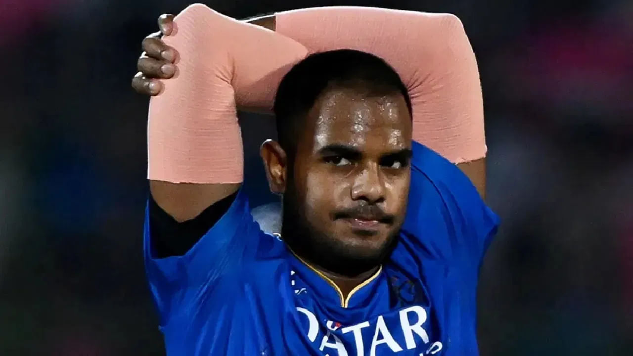 ಹೌದು, ಆರ್​ಸಿಬಿ ತಂಡದ ಎಡಗೈ ವೇಗಿ ಯಶ್ ದಯಾಳ್ ಮೇಲೆ ಲೈಂಗಿಕ ದೌರ್ಜನ್ಯದ ಆರೋಪವಿದೆ. ಈ ಸಂಬಂಧ ಉತ್ತರ ಪ್ರದೇಶದ ಗಾಝಿಯಾಬಾದ್​ ಠಾಣೆಯಲ್ಲಿ ಅವರ ವಿರುದ್ಧ ಎಫ್​ಐಆರ್​ ಕೂಡ ದಾಖಲಾಗಿದೆ. ಯಶ್ ದಯಾಳ್ ಅವರು ಮದುವೆಯ ಆಮಿಷವೊಡ್ಡಿ ನನ್ನನ್ನು ಲೈಂಗಿಕವಾಗಿ ಬಳಸಿಕೊಂಡಿದ್ದಾರೆ. ಅಲ್ಲದೆ ಮಾನಸಿಕ ಮತ್ತು ದೈಹಿಕ ಕಿರುಕುಳ ನೀಡಿದ್ದಾರೆ ಎಂದು ಯುವತಿಯೊಬ್ಬಳು ದೂರು ನೀಡಿದ್ದಾರೆ.