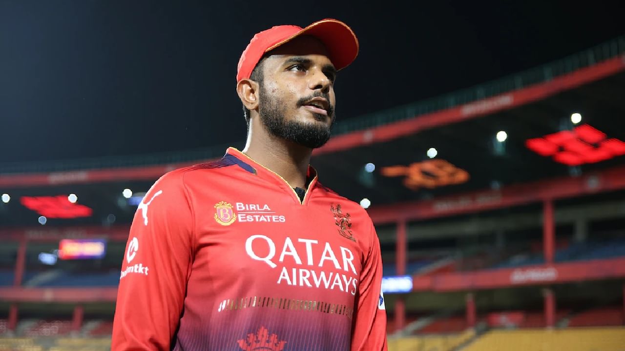 ಇದಾಗ್ಯೂ ಬೆಂಗಳೂರನ್ನು ಪ್ರತಿನಿಧಿಸುವ ಆರ್​ಸಿಬಿ ಫ್ರಾಂಚೈಸಿಗೆ ಉತ್ತರ ಪ್ರದೇಶದ ಆಟಗಾರ ಯಶ್ ದಯಾಳ್ ಅತೀ ಮುಖ್ಯರಾಗಿ ಬಿಟ್ಟಿದ್ದಾರೆ. ಹೀಗಾಗಿಯೇ ರಾಯಲ್ ಚಾಲೆಂಜರ್ಸ್ ಬೆಂಗಳೂರು ಫ್ರಾಂಚೈಸಿಯ ಸಾಮಾಜಿಕ ಜವಾಬ್ದಾರಿಯ ಬಗ್ಗೆ ಪ್ರಶ್ನೆಗಳೆದಿದ್ದು, ಅನೇಕರು ಸೋಷಿಯಲ್ ಮೀಡಿಯಾ ಮೂಲಕ ಆರ್​ಸಿಬಿ ನಿಲುವನ್ನು ಪ್ರಶ್ನಿಸಿದ್ದಾರೆ.