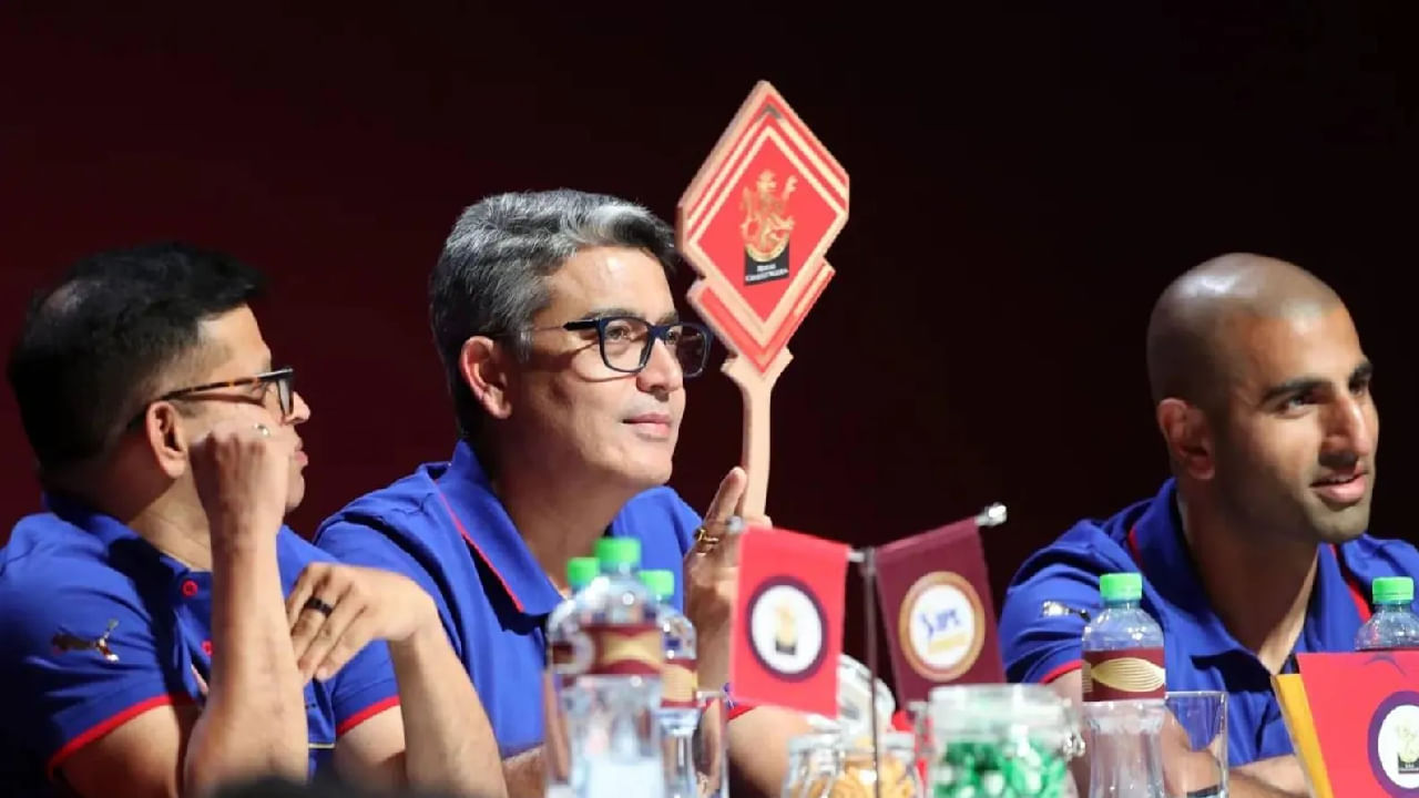 ಇತ್ತ ಆರ್​ಸಿಬಿ ತಂಡವು 17 ಆಟಗಾರರನ್ನು ರಿಟೈನ್ ಮಾಡಿಕೊಂಡಿರುವ ಕಾರಣ ಮುಂದಿನ ಸೀಸನ್​ಗಾಗಿ ಇನ್ನೂ 8 ಆಟಗಾರರನ್ನು ಖರೀದಿಸಬಹುದು. ಈ 8 ಆಟಗಾರರಲ್ಲಿ 6 ಮಂದಿ ಭಾರತೀಯರನ್ನು ಖರೀದಿಸಬಹುದು. ಅಂದರೆ ಆರ್​ಸಿಬಿಗೆ ಉಳಿದಿರುವುದು 6+2 ಸ್ಲಾಟ್​ಗಳು ಮಾತ್ರ.