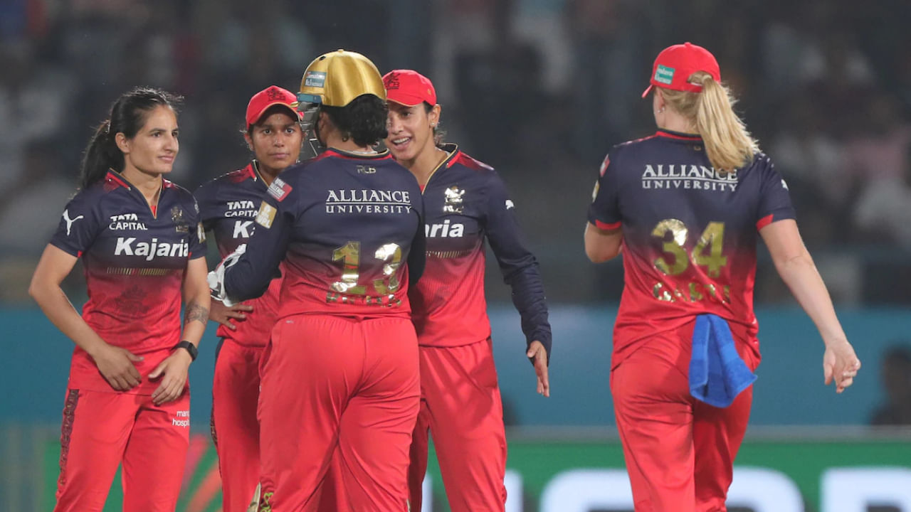 ಹಾಗೆಯೇ ಡಬ್ಲ್ಯುಪಿಎಲ್ನ ಎರಡನೇ ಆವೃತ್ತಿಯ ಚಾಂಪಿಯನ್ ಆಗಿದ್ದ ರಾಯಲ್ ಚಾಲೆಂಜರ್ಸ್ ಬೆಂಗಳೂರು ಫ್ರಾಂಚೈಸಿ ನಾಲ್ವರು ಆಟಗಾರ್ತಿಯರನ್ನು ತಂಡದಲ್ಲಿ ಉಳಿಸಿಕೊಂಡಿದೆ. ಅವರುಗಳಲ್ಲಿ ನಾಯಕಿ ಸ್ಮೃತಿ ಮಂಧಾನ, ಆಸ್ಟ್ರೇಲಿಯಾದ ಅನುಭವಿ ಆಲ್ರೌಂಡರ್ ಎಲಿಸ್ ಪೆರ್ರಿ, ಟೀಂ ಇಂಡಿಯಾದ ವಿಕೆಟ್ ಕೀಪರ್ ಬ್ಯಾಟರ್ ರಿಚಾ ಘೋಷ್ ಮತ್ತು ಕನ್ನಡತಿ ಶ್ರೇಯಾಂಕಾ ಪಾಟೀಲ್ ಸೇರಿದ್ದಾರೆ.