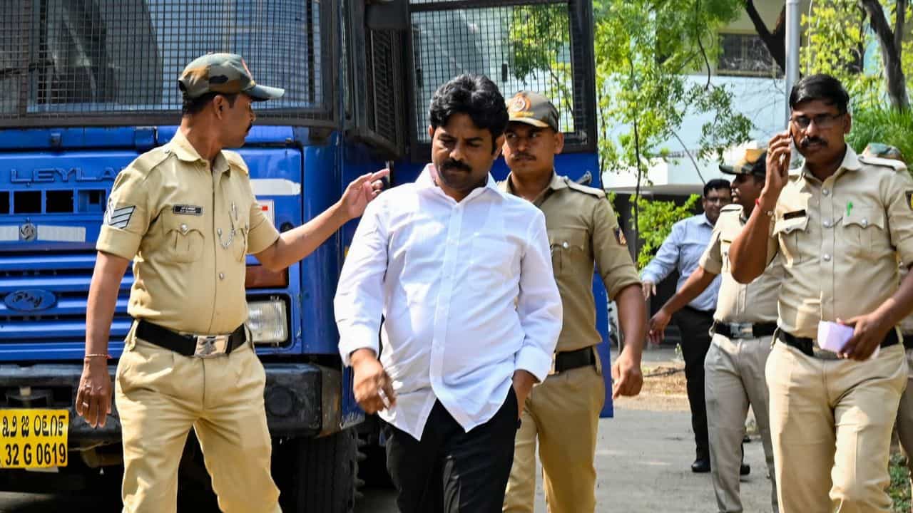 ಮಧ್ಯಂತರ ಜಾಮೀನು ಪಡೆದ್ರೂ ಆರ್.ಡಿ ಪಾಟೀಲ್ಗೆ ತಪ್ಪದ ಸಂಕಷ್ಟ: ಮತ್ತೊಂದು FIR ಮಧ್ಯಂತರ ಜಾಮೀನು ಪಡೆದ್ರೂ ಆರ್.ಡಿ ಪಾಟೀಲ್ಗೆ ತಪ್ಪದ ಸಂಕಷ್ಟ: ಮತ್ತೊಂದು FIR