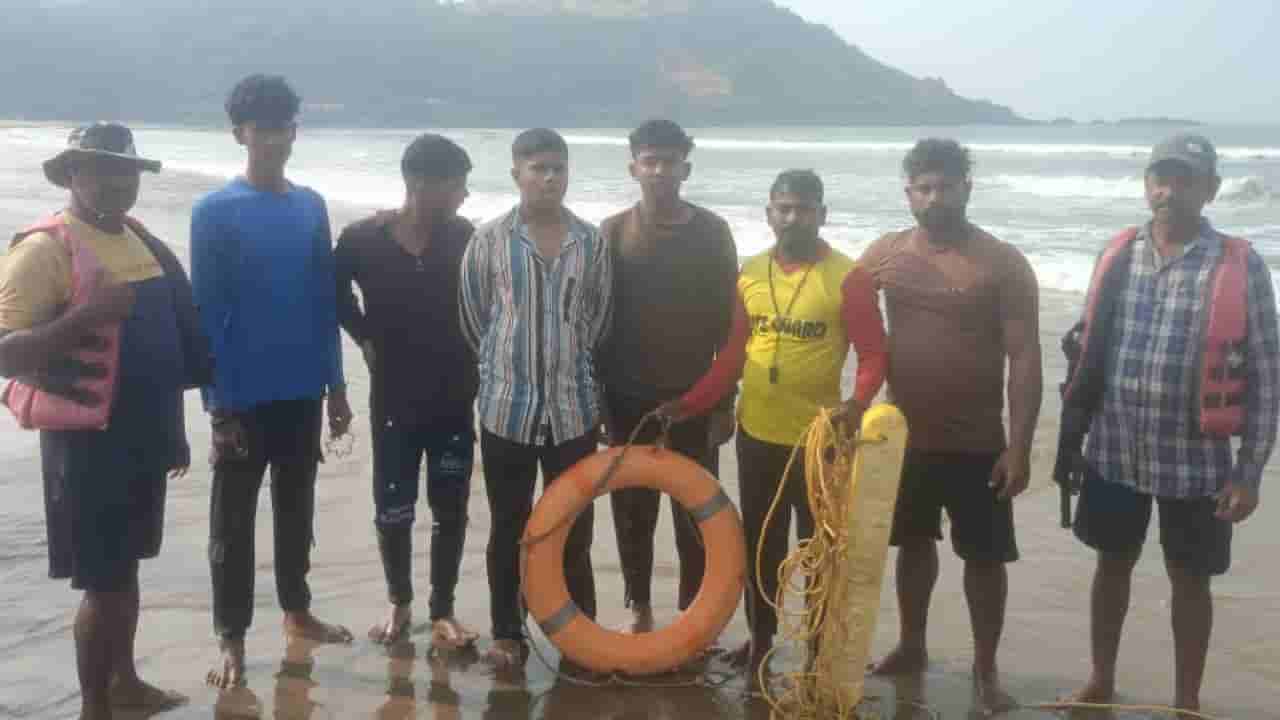 ಕಾರವಾರ: ಸಮುದ್ರದಲ್ಲಿ ಕೊಚ್ಚಿ ಹೋಗ್ತಿದ್ದ ಶಿಕ್ಷಕ ಸೇರಿ ನಾಲ್ವರು ವಿದ್ಯಾರ್ಥಿಗಳ ರಕ್ಷಣೆ