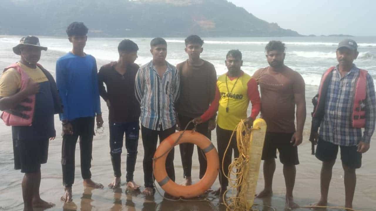 ಕಾರವಾರ: ಸಮುದ್ರದಲ್ಲಿ ಕೊಚ್ಚಿ ಹೋಗ್ತಿದ್ದ ಶಿಕ್ಷಕ ಸೇರಿ ನಾಲ್ವರು ವಿದ್ಯಾರ್ಥಿಗಳ ರಕ್ಷಣೆ ಕಾರವಾರ: ಸಮುದ್ರದಲ್ಲಿ ಕೊಚ್ಚಿ ಹೋಗ್ತಿದ್ದ ಶಿಕ್ಷಕ ಸೇರಿ ನಾಲ್ವರು ವಿದ್ಯಾರ್ಥಿಗಳ ರಕ್ಷಣೆ