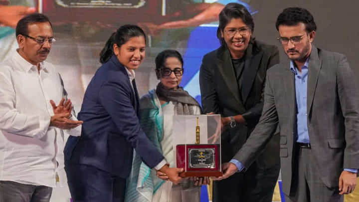 ಆರ್ಸಿಬಿ ಲೇಡಿ ಸಿಂಗಂ ರಿಚಾ ಘೋಷ್ಗೆ ಡಿಎಸ್ಪಿ ಹುದ್ದೆ; ವಿಡಿಯೋ ಆರ್ಸಿಬಿ ಲೇಡಿ ಸಿಂಗಂ ರಿಚಾ ಘೋಷ್ಗೆ ಡಿಎಸ್ಪಿ ಹುದ್ದೆ; ವಿಡಿಯೋ