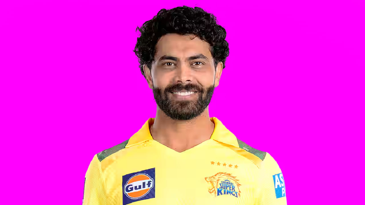 ರವೀಂದ್ರ ಜಡೇಜಾ: ಚೆನ್ನೈ ಸೂಪರ್ ಕಿಂಗ್ಸ್ ತಂಡದ ಸ್ಟಾರ್ ಆಲ್​​ರೌಂಡರ್ ರವೀಂದ್ರ ಜಡೇಜಾ ಮುಂದಿನ ಸೀಸನ್​​ನಲ್ಲಿ ರಾಜಸ್ಥಾನ್ ರಾಯಲ್ಸ್ ಪರ ಕಣಕ್ಕಿಳಿಯಲಿದ್ದಾರೆ. ರವೀಂದ್ರ ಜಡೇಜಾ ಅವರನ್ನು ಸ್ವಾಪ್ ಡೀಲ್ ಮಾಡಿಕೊಳ್ಳುವ ಮೂಲಕ ಸಿಎಸ್​​ಕೆ ಸಂಜು ಸ್ಯಾಮ್ಸನ್ ಅವರನ್ನು ಖರೀದಿಸಿದೆ.