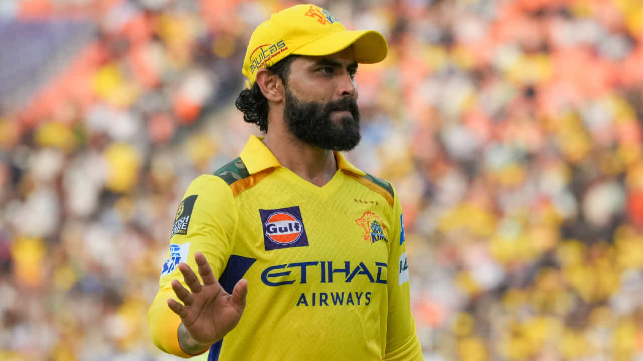 ಇಂಡಿಯನ್ ಪ್ರೀಮಿಯರ್ ಲೀಗ್ ಸೀಸನ್-19ರ ಮಿನಿ ಆಕ್ಷನ್ಗೂ ಮುನ್ನ ಚೆನ್ನೈ ಸೂಪರ್ ಕಿಂಗ್ಸ್ ತಂಡದ ರಾಕ್ಸ್ಟಾರ್ ರವೀಂದ್ರ ಜಡೇಜಾ (Ravindra jadeja) ಟ್ರೇಡ್ ಆಗುವುದು ಖಚಿತವಾಗಿದೆ. ಅದು ಸಹ ರಾಜಸ್ಥಾನ್ ರಾಯಲ್ಸ್ ತಂಡದ ನಾಯಕ ಸಂಜು ಸ್ಯಾಮ್ಸನ್ಗಾಗಿ ಎಂಬುದು ವಿಶೇಷ.