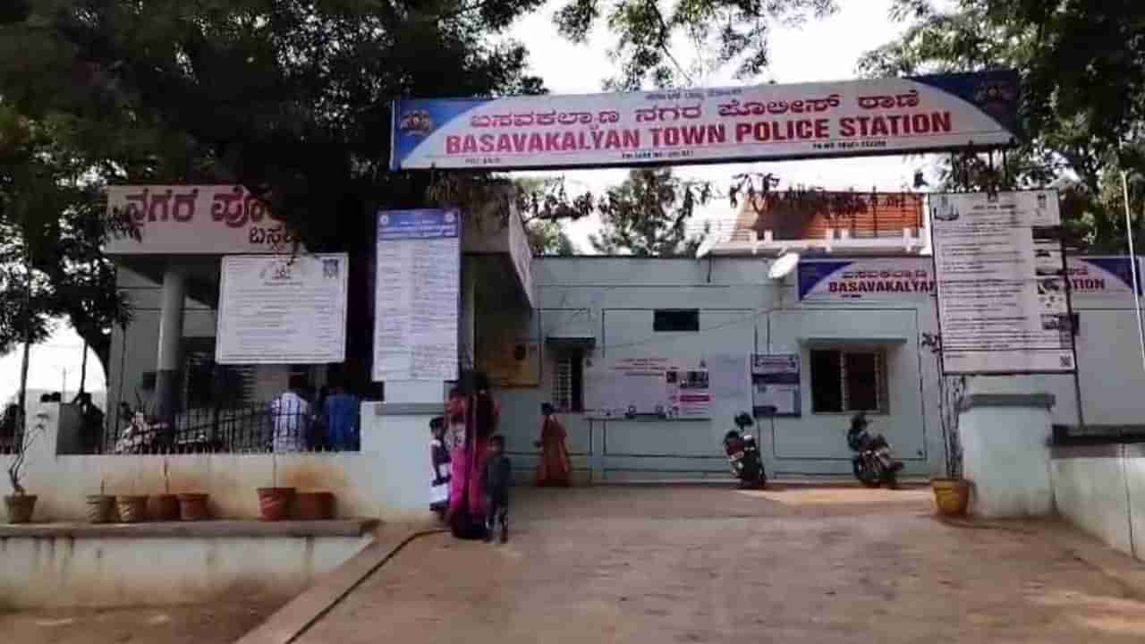 ಬೀದರ್​​: ಹೈವೇನಲ್ಲಿ ಸಿನಿಮೀಯ ಶೈಲಿಯಲ್ಲಿ ದರೋಡೆ; 23 ಲಕ್ಷ ರೂ ಮೌಲ್ಯದ ಚಿನ್ನಾಭರಣ ಲೂಟಿ